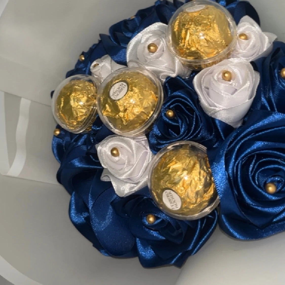 Bukett med choklad och blommor