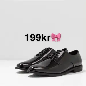 Dessa svarta lack skor som endast använts 1 gång!  Originalpris ca 500! Storlek: 38