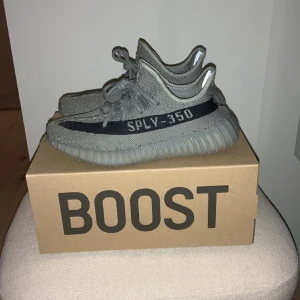 Yeezy boost 350 V2 - Jag säljer mina yeezys för att jag har slutat använda dem. De är perfekt skick!