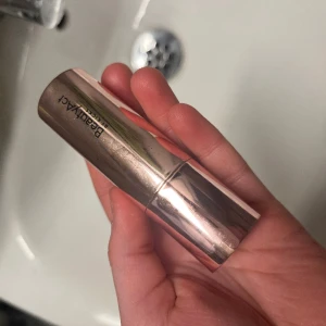 BeautyAct blush stick ”meet cute” - Super fint blush stick ifrån kicks beautyact. Använd endast en gång. Nypris 200kr