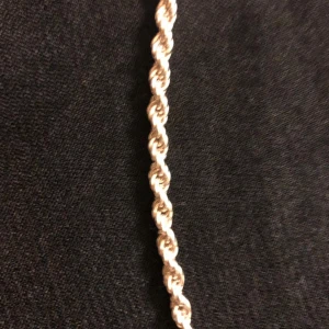 Äkta silver cordell halsband 5mm och 50 cm lång - Skick är perfekt inga skrapor har inte ens blivit smutsig knappt använd säljer för att jag fick en guld kedja som present och denna behövs inte längre  Den här kedjan är Perfekt för en varje dag kedja priset kan diskuteras vid snabb köp