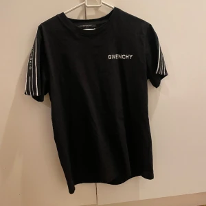 Givenchy   T shirt - Helt ny  100% äkta 