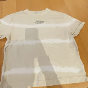 T shirt - Har är en annan oversised t shirt från schootch and soda som står en liten text på💘🥰