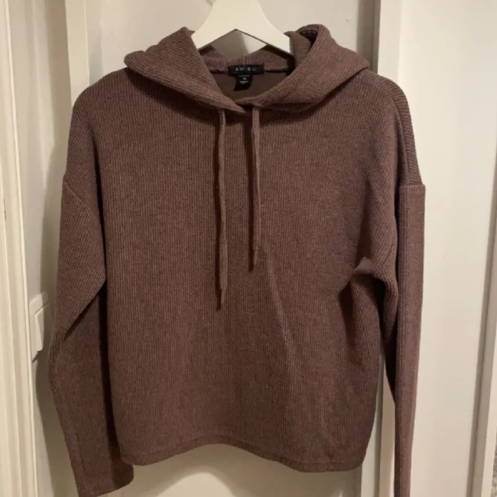 En hoodie som är brun och har luva med snören, skit snygg fast jag har ingen användning för den. Den är skön och i bra skick. . Tröjor & Koftor.