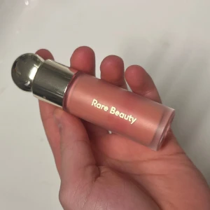Rare beauty blush HAPPY - Jätte fint blush ifrån rare beauty. Färgen är HAPPY. Använd fåtal gånger då jag inte är en blush gurl. Nypris 390kr❤️❤️