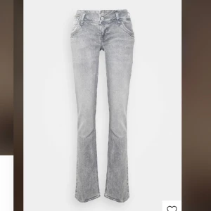 Gråa ltb jeans - Snygga gråa lowwaist jeans från LTB. Dom är nästan aldrig använda och är i väldigt bra skick. Midjemåttet tvärs över är 33 men är stretchiga. Innerbenslängden är 73 och hela längden på byxorna är 98cm.