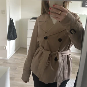 Only trenchcoat - Superfin trenchcoat från Only som tyvvär inte kommer till användning längre💗Den är i fint skick och inga defekter😇Passar mig som brukar ha XS/S i jackor! (Frakt tillkommer).