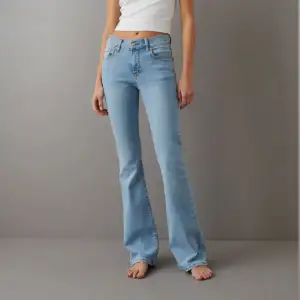Säljer dessa low waist bootcut jeans då dom inte har kommit till användning.🤍✨ Inga defekter och är oanvända✨(slutsålda på hemsidan)