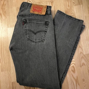 Levis jeans 501 grå - Snygga jeans från Levis, köpta i usa i somras men aldrig använda. Skriv för fler bilder eller frågor 