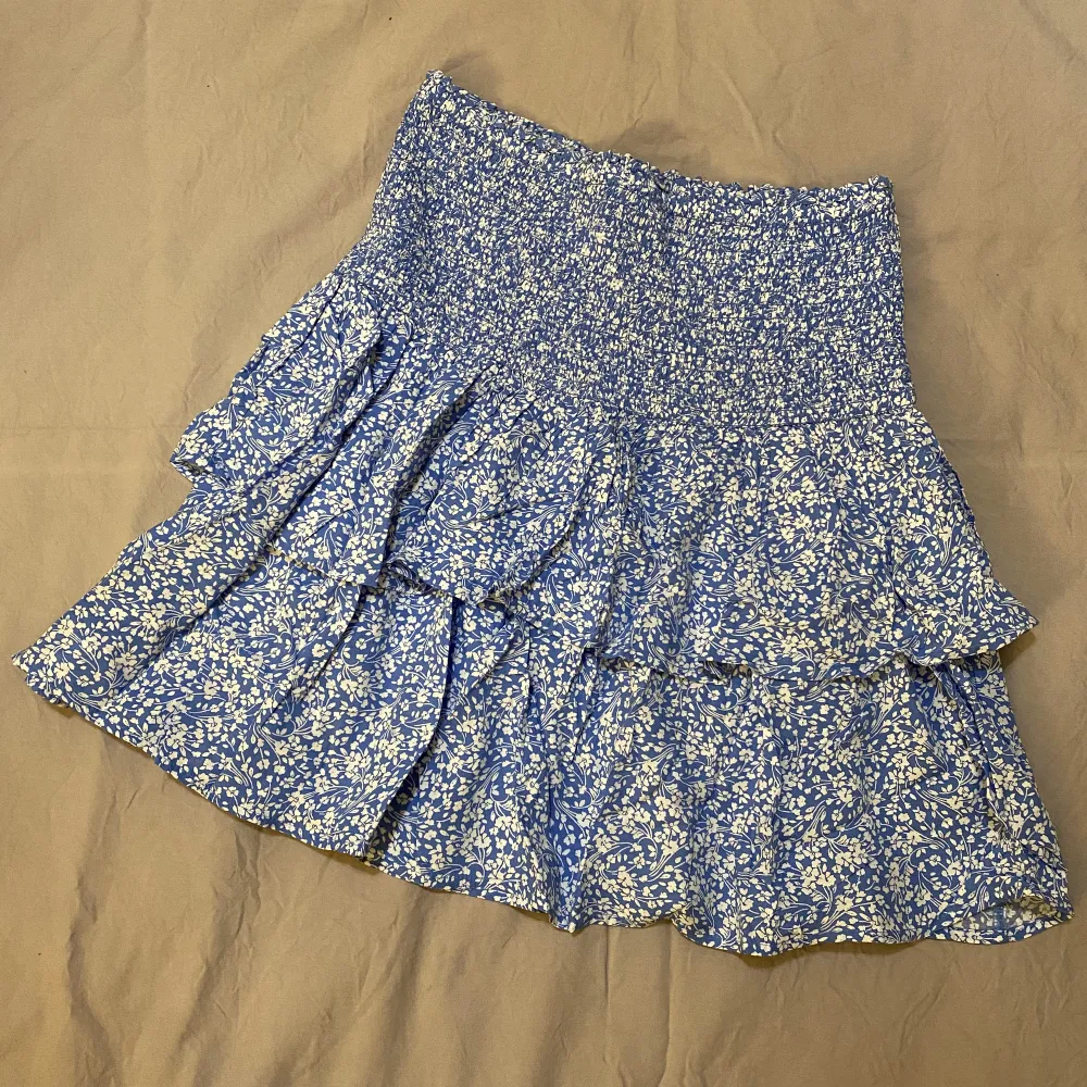 Såljer denna kjolen för att den inte kommer till användning. Den är helt ny och lappen sitter kvar. (Köparen står för frakten). Kjolar.