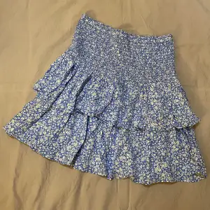 Såljer denna kjolen för att den inte kommer till användning. Den är helt ny och lappen sitter kvar. (Köparen står för frakten)