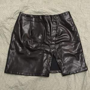 Snygg fejkläder kjol från Hoss x Na-kd. Knappar som går att knäppa loss helt. Bra kvalite och snygg på! 🥰