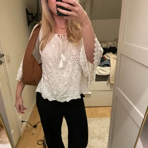 Vit blus - Säljer min vita blus då jag aldrig använder den, den är aldrig använd.