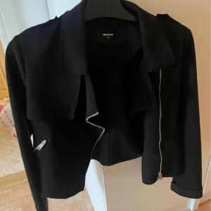 Jacka  - Svart jacka från BikBok. Kort modell. Storlek XS