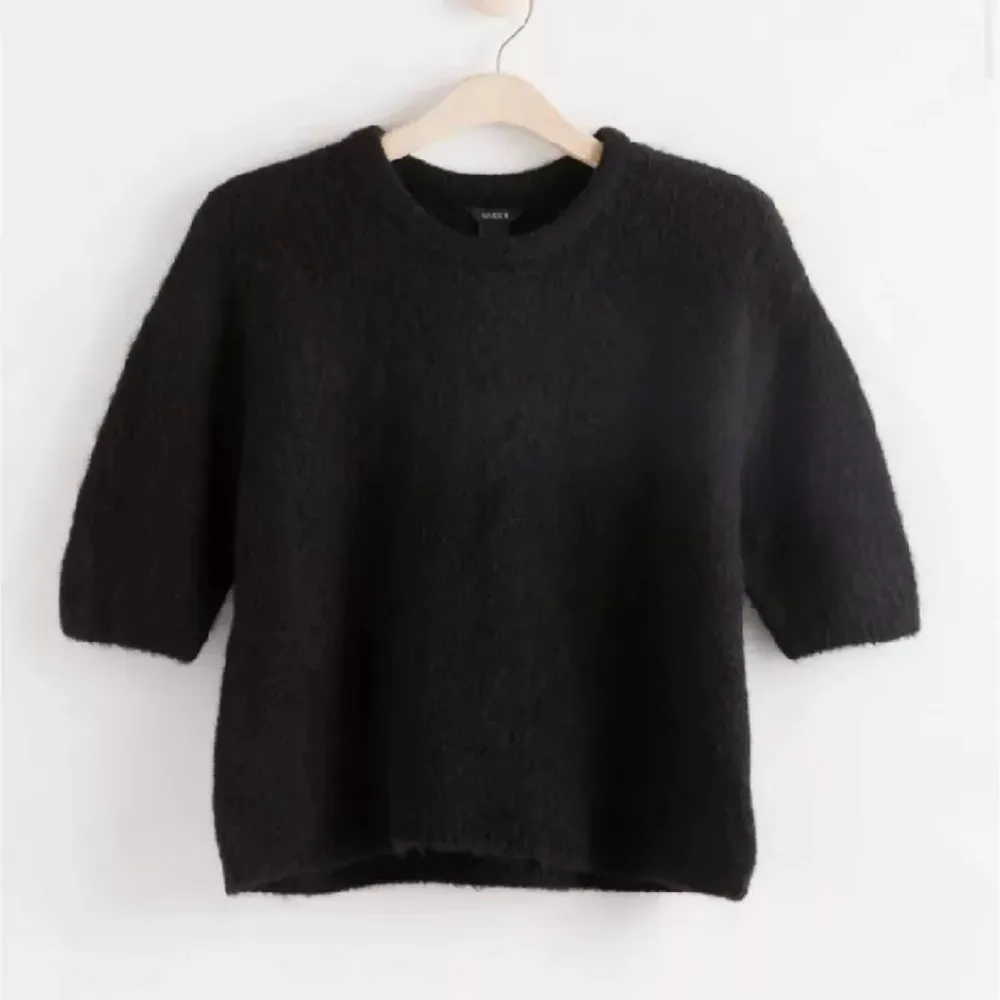 Säljer denna superfina trekvartsärmade tröja pågrund av att den inte kommer till användning längre💕använd fåtal gånger❤️. T-shirts.