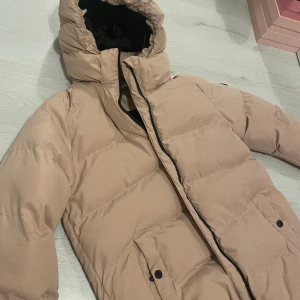 Jacka - Smutsrosa vinterjacka från McKinley i storlek 158. Fint skick💕