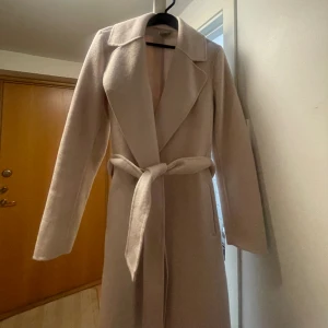 Beige kappa - Biege/cremevit kappa från H&M