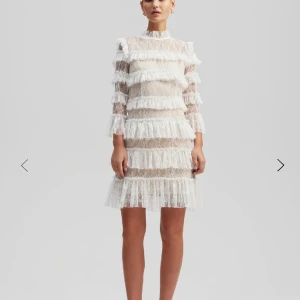 By Malina klänning  - Intressekoll på min underbara splitternya klänning från By Malina. Nypris 2800 kr. Prislappen kvar. Alternativt om någon har den i strl XS och vill byta!!🤍