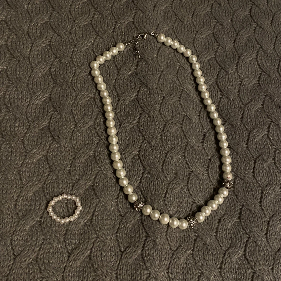 Pärlhalsband samt ring