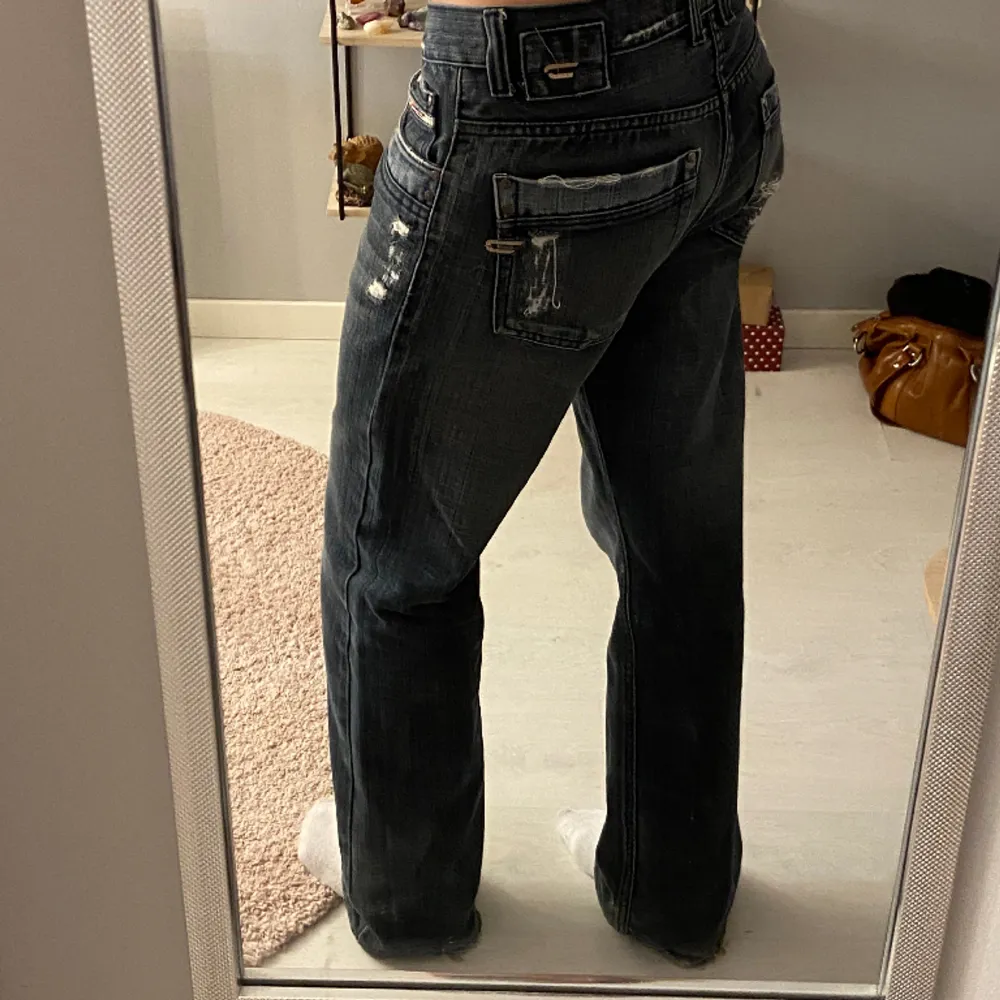 Svarta dieseljeans ❤️‍🔥❤️‍🔥innerbenslängd: 80cm, midjemått: 42cm, jag är 176cm lång (står ingen storlek på byxorna), har defekter längst ner vid hälen. Jeans & Byxor.