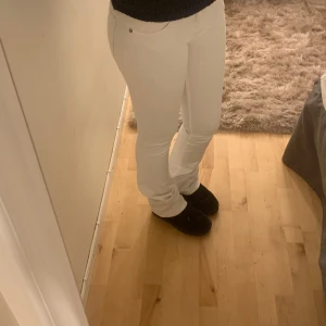 Vita lågmidjade jeans - Säljer ett par super snygga vita lågmidjade jeans men fina ditaljer på bakfickorna! Lite för långa för mig som är 173. Hör av dig vid frågor eller funderingar💗