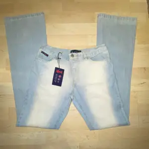 Superfina jeans från pitstop 💓 Helt nya utsvängda jeans med jättefin wash. Midjemåttet- 36cm  Innebenslängden-86cm 