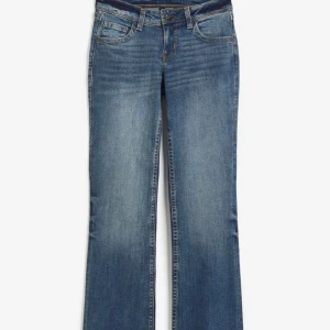 lågmidjade jeans - lågmidjade jeans från hm som knappt är använda. Lite små i storleken så passar mig som oftast har 42❤️