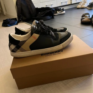 Burberry skor - Grymt feta burberry skor som tyvvär inte kommit t användning på senaste ! Skicket är 7/10 inga skador!! Vid fler frågor är de bara och skriva mvh !!
