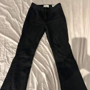 Svarta utsvängda jeans med hög midja, väldigt bra skick och har använt dom endast 3 gånger. Ordinarie pris: 350kr, köpta på ”EKO:-” 