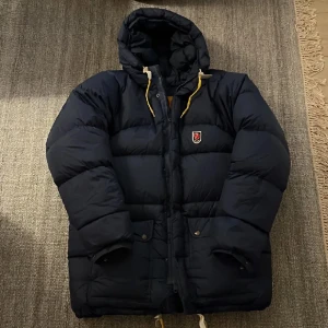 Fjällräven jacka - Sjukt snygg och varm fjällräven expedition  jacka i nyskick. Skick 10/10, Strl S men passar M/L. Herrmodell. Nypris 6999 kr mitt pris 3700
