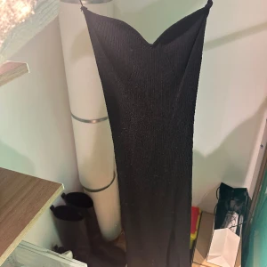 Klänning  - Bandeu klänning från Gina aldrig använd. Har en slits framifrån på benet. Klänningen är ner till knäna. Strl S. 150 kr+frakt 💕