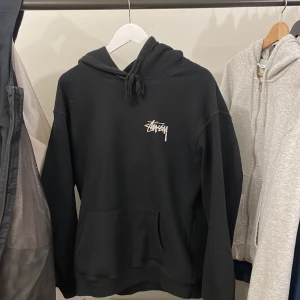 Stuzy hoodie - Säljer min hoodie, knappt användt den.  Kom dm för mer info