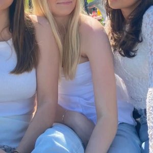 Vit topp - Säljer denna fina vita topp från zara. Endast använd en gång.💗 Skjort material!🤍🫶🏻🫶🏻 perfekt inför mösspåtagning