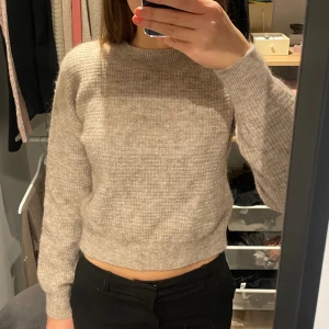 Stickad tröja - Stickad tröja i ullblandning, använd 1gång! Nypris 499kr!