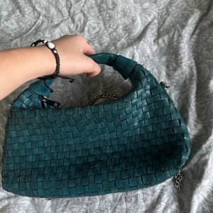 Handväska - En suuuper fin handväska från Núnoo !! Jag köpte den på Åhléns för 1800kr! Kedjan går att ta av, så de funkar att hänga den över axeln, men också att bara ha den som en classy handväska!💕