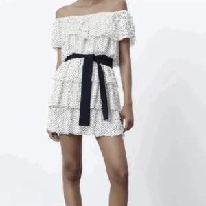 Jätte fin klänning från zara 🤗🩷 säljs inte längre och klänningen är i toppskick !! 🙌🏼🥳