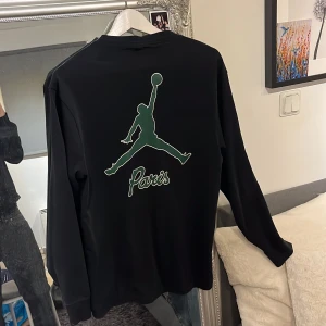Jordan x Psg sweatshirt  - Fet Jordan & Paris tröja. Säljer då jag rensar garderoben och den inte används! Storlek small. Köpt på boozt.com! 
