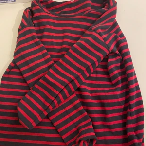 långärmad randig tröja  - jag älskar den men den kommer inte till användning! fungerar svin bra att använda som bas till kläder med fler lager som en t-shirt över mm 