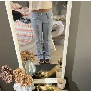Jeans  - Säljer dessa snygga jeansen då de tyvärr är förstora för mig! Det är exakt samma modell som på bilden dock så är dom jag säljer jeansfärgad ljusblå! Och bilderna är lånade! Kom privat för egna bilder 💓💓