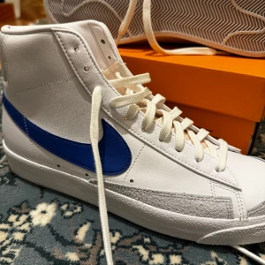 Nike blazers 45,5 brand new - Helt nya skor, helt oanvänt! Jag fick dem i present men de var lite små för min storlek för mig och på grund av det säljer jag dem! Det går att fixa priset!