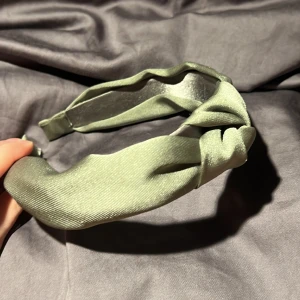 Diadem  - Superfint diadem i ett glansigt material i grönt. Bra skick!💓