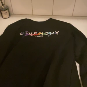 Givency Paris tröja  - 500kr försöker sälja den så fort som möjligt storlek s/m