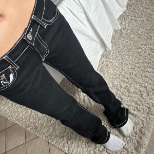 True religion jeans - True religion jeans i storlek 30. Säljer då dom inte passade mig som jag ville, köpte från plick❣️ Midjemåttet runt om ca 81 cm. Innerbenslängden ca 85 cm. Byxans hela längd ca 107 cm. Förlänga för mig som är 165🥰Dm om du har någon fråga/fler bilder☺️