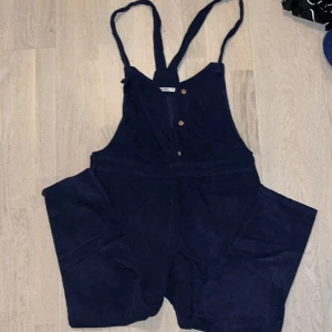 Hängselbyxor manchester - Manchester hängserlbyxor från pull&bear. Mörkblå