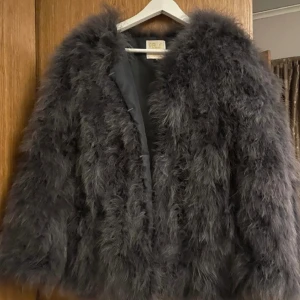 Pello Bello fjäderjacka  - Fjäderjacka från märket Pello Bello.  Färg: mörkgrå Aldrig använd. Fint skick.  Nypris: 1200kr  Säljes för 400kr