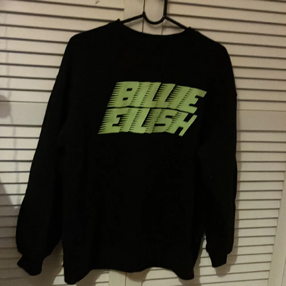 Mysig långärmad tröja med jättemysig material från Billie Eilish . Hoodies.