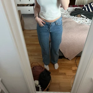 Lågmidjade jeans - Super fina lågmidjade jeans från bikbok i nyskick! Passar bra längdmässigt på mig som är 173cm lång💌❤️