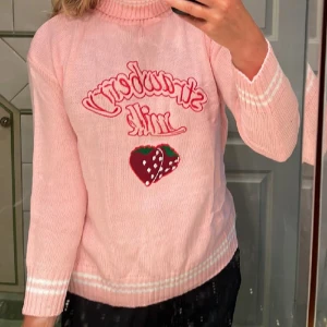 Strawberry milk - St 38. Small. Medium. För kort. Hög krage. Lagom varm. Supermjuk men för ljus rosa. Fint med det röda. Kan byta med en sak samma pris. Bust 104cm. shoulder 52cm. length 59cm  