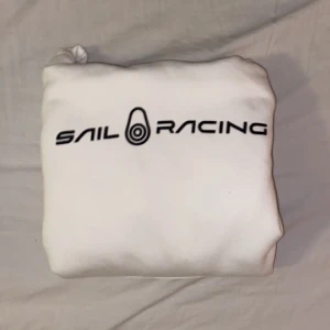 Sail Racing Hoodie - Säljer nu min mycket fina sail racing hoodie, som endast har används ett få tal gånger.  Priset är ej hugget i sten.