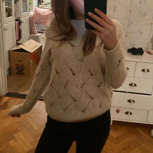 Tjocktröja  - Fin tjocktröja som jag aldrig använt!❤️ ”hål”på framsidan men inte där bak🥰